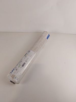 un rouleau de plastique transparent posé sur une surface blanche