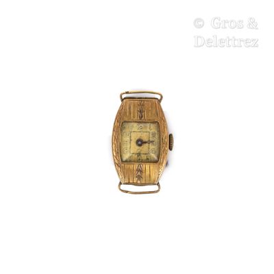 une petite montre en bois avec un cadran doré sur fond blanc