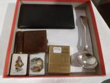 une boîte contenant divers objets sur une table