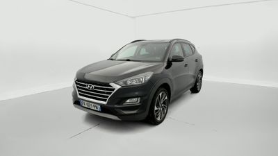 un SUV noir garé dans une pièce blanche sur fond blanc