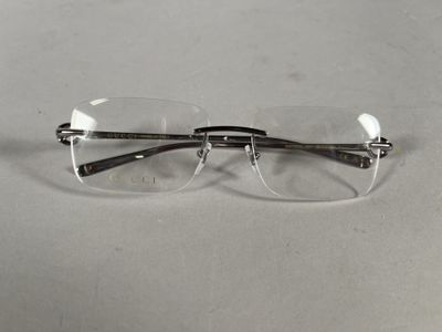 une paire de lunettes posée sur une table, sur fond blanc