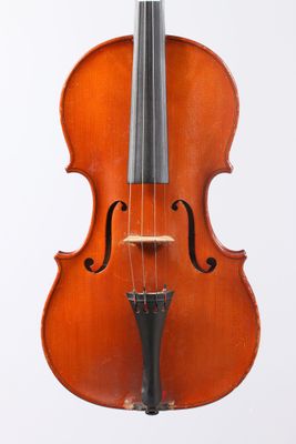 gros plan d'un violon avec un archet sur fond blanc