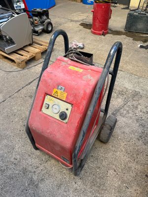 une machine rouge posée sur le sol