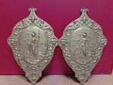 paire de plaques murales anciennes en métal argenté représentant une dame et un enfant