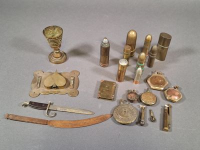 TRAVAIL DE TRANCHEES. Ensemble d'objets en laiton fabriqués … - Photo 1