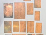 une photo d'une photo représentant des tuiles en cuivre sur un mur