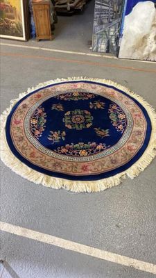 tapis sur le sol dans une pièce avec une chaise et une table