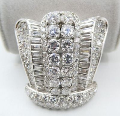 une photo d'une bague en or blanc sertie de diamants et de pierres taillées en baguette