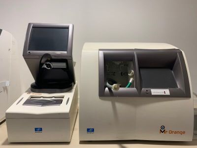 deux machines posées l'une à côté de l'autre sur une table