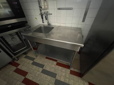 une cuisine avec un évier et une cuisinière