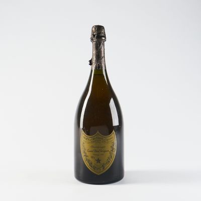 gros plan d'une bouteille de champagne sur fond blanc