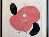 tableau représentant une femme tenant un vase à la main, dans un cadre noir et blanc