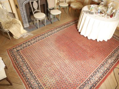 une pièce avec une table, des chaises et une cheminée
