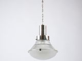 une image représentant une lampe suspendue au plafond par une chaîne