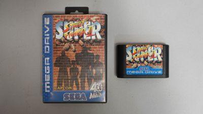 un jeu vidéo posé à côté d'un boîtier de jeu