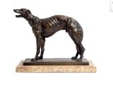statue d'un chien posée sur un socle en marbre, sur fond blanc