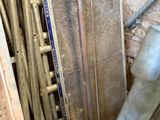 un tas de tuyaux dans une pièce en travaux