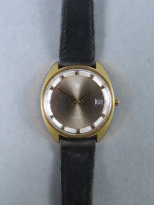 une image d'un gros plan d'une montre-bracelet sur une table