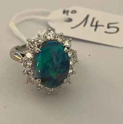 Bague en platine, sertie au centre d’un beau cabochon d'Opal…