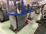 une machine qui se trouve au milieu d'une usine