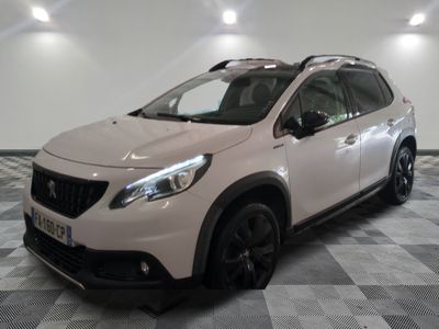 la photo d'une voiture blanche garée dans un garage
