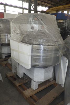 une grande pile de cartons blancs posée sur une palette dans un entrepôt