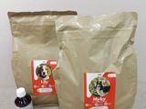 deux sacs de croquettes pour chien posés l'un à côté de l'autre