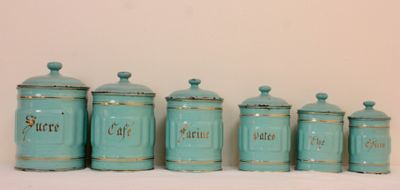 cinq bidons bleus alignés sur une table