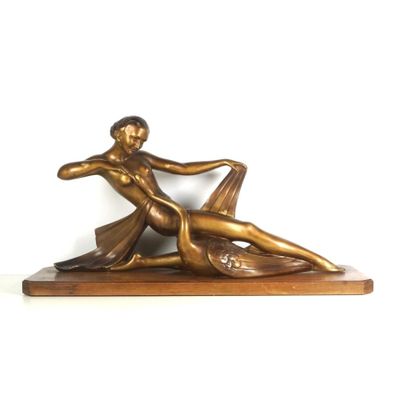 Anonyme (XXe), "Femme au cygne", sculpture en plâtre à patin…