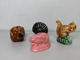 trois figurines d'animaux posées sur une table