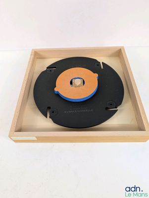une image représentant un tourne-disque dans une boîte en bois posée sur une surface blanche