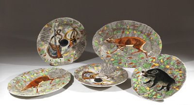plusieurs assiettes sur lesquelles sont peints des animaux, posées sur une table