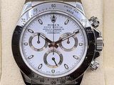 Montre Rolex à cadran blanc et bracelet argenté, présentée dans une vitrine