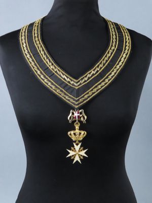 a mannequin with a gold chain and a star pendant on it