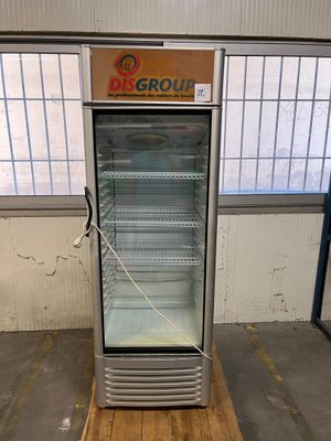 une photo d'un réfrigérateur dans un entrepôt, la porte ouverte