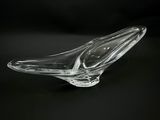 une image représentant un oiseau en verre transparent sur fond noir