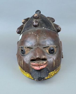 une photo d'un masque en bois posé sur une table