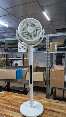 un ventilateur posé sur une table dans une pièce