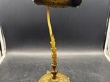 une lampe de bureau ancienne en laiton, surmontée d'un oiseau