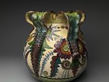 un vase orné de fleurs et de feuilles