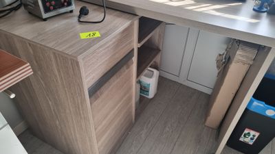 un micro-ondes et un grille-pain posés sur le plan de travail d'une cuisine