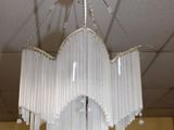un lustre suspendu au plafond d'une pièce