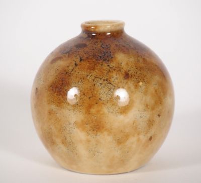 THARAUD. Petit vase boule en porcelaine, couverte brune fonc…