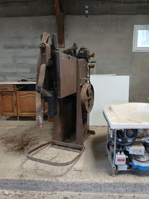 une machine placée au milieu d'une pièce