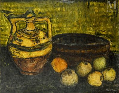 une peinture à l'huile représentant un pichet et une corbeille de fruits posés sur une table