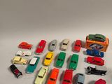 un grand nombre de petites voitures posées sur une table