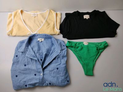 trois paires de chemises et de culottes sont disposées sur une table