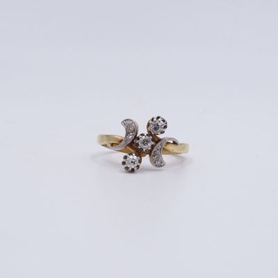 gros plan d'une bague en diamant sur une surface blanche