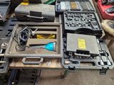 de nombreux outils posés sur une table dans un garage