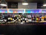 Des bouteilles de vin sont alignées sur le comptoir d'un restaurant.